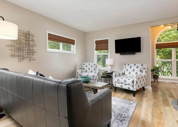 2Min Walk Downtown-Pet Friendly-Offstreet Parking